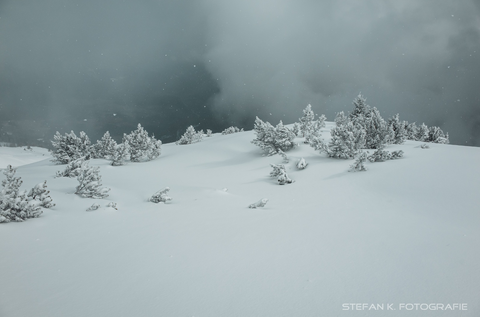 Sonne und Schneegestöber wechseln sich ab